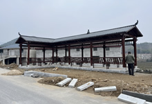 湖北黃岡市客戶安裝的防腐木樹脂瓦長廊